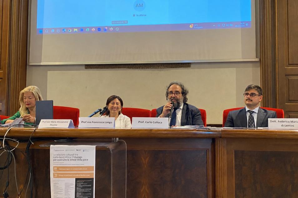 Un momento dell'intervento del prof Carlo Colloca